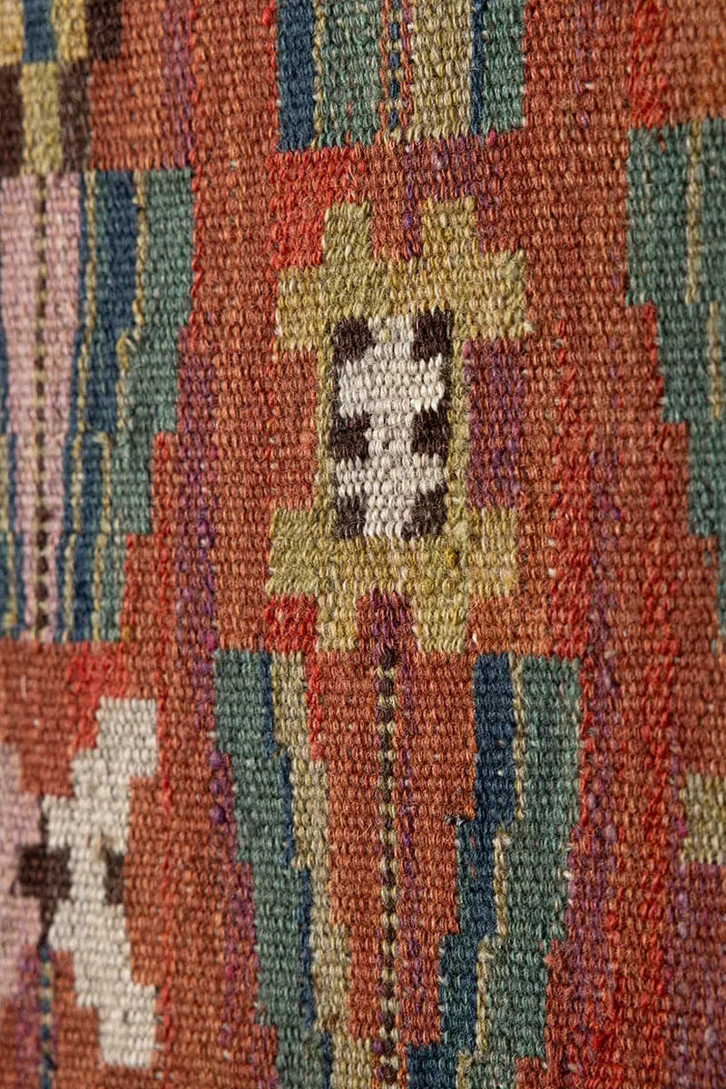 Blommor på röd botten 53 x 50 cm Product vendor