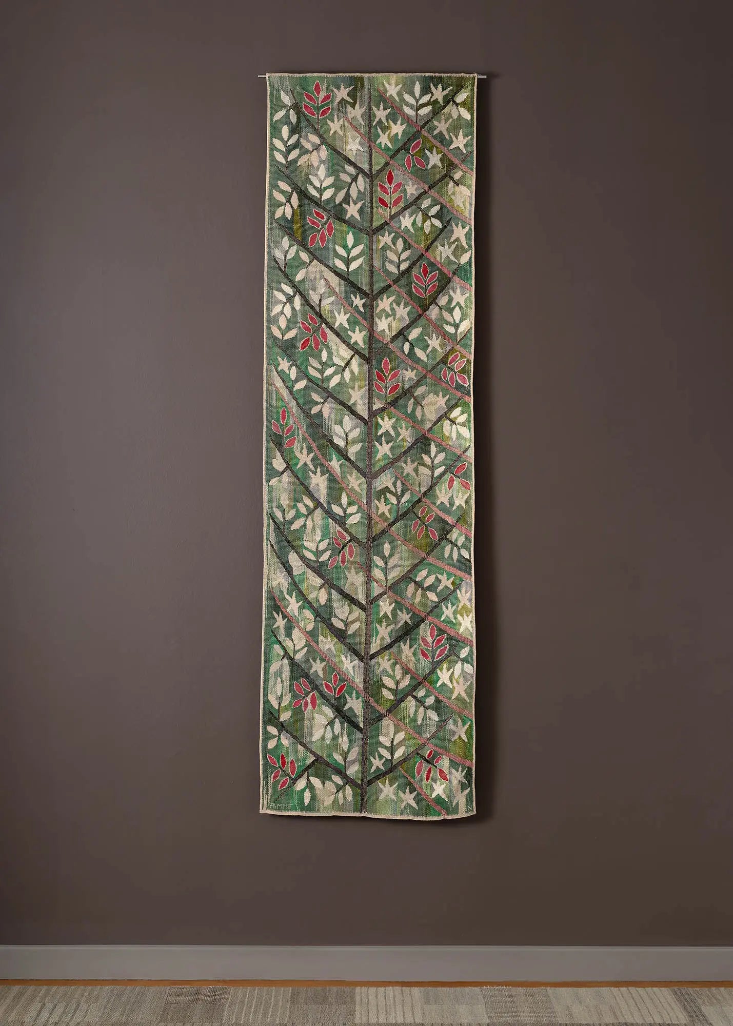 Storbladig kvist, grön med rött 210 x 60 cm Product vendor
